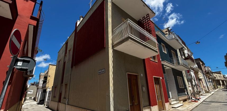 ADELFIA – CASA INDIPENDENTE MULTILIVELLO CON LASTRICO SOLARE #RIF.72